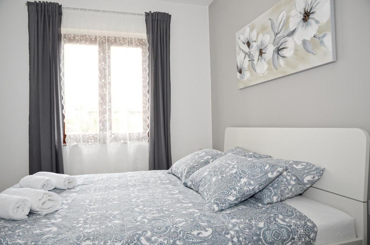 Family Friendly Apartments With A Swimming Pool Povljana, Pag - 244 Exterior photo